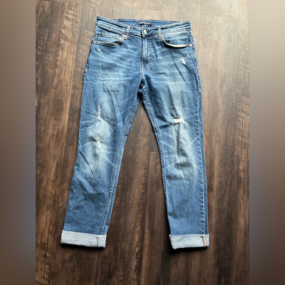CALVIN KLEIN RIPPED MID RISE SLIM BOYFRIEND JEAN